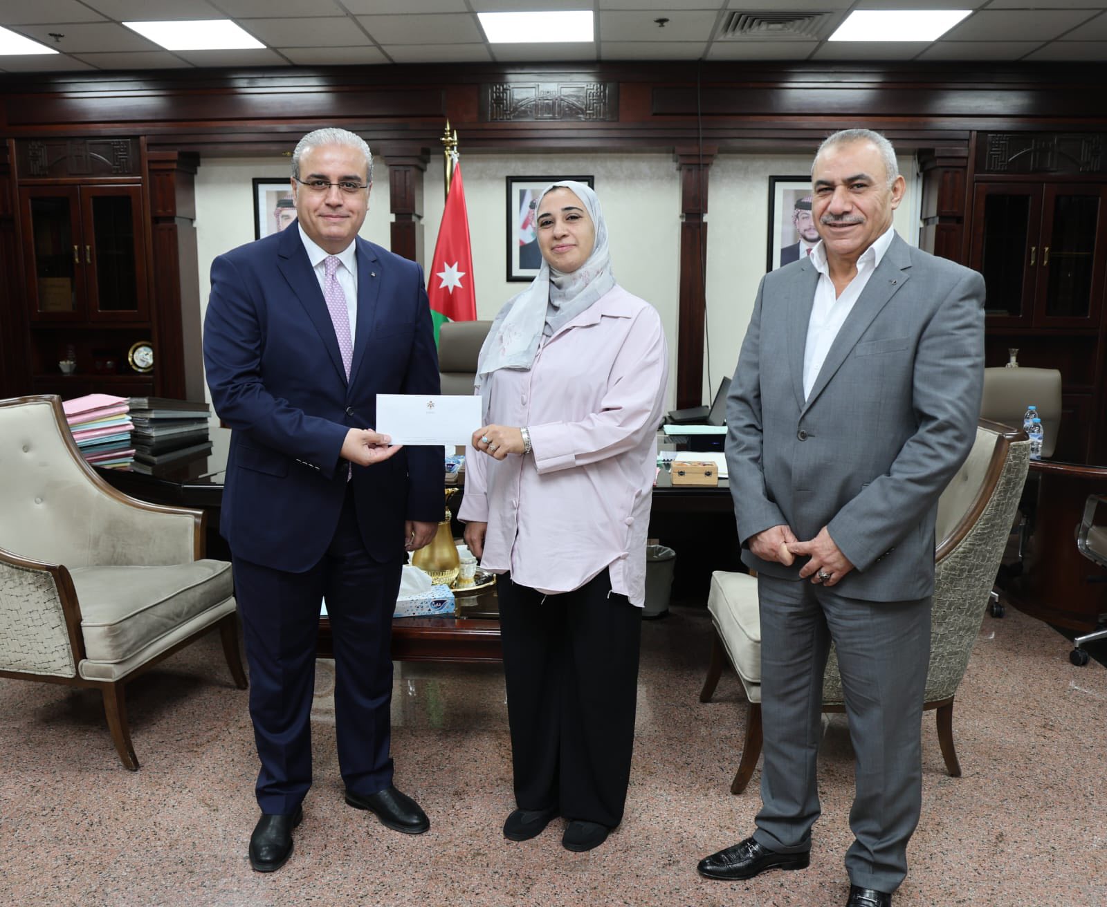 وزير الصحة يكرم موظفة الخدمات في مستشفيات البشير تقديراً لأمانتها وزير الصحة يكرم موظفة الخدمات في مستشفيات البشير تقديراً لأمانتها