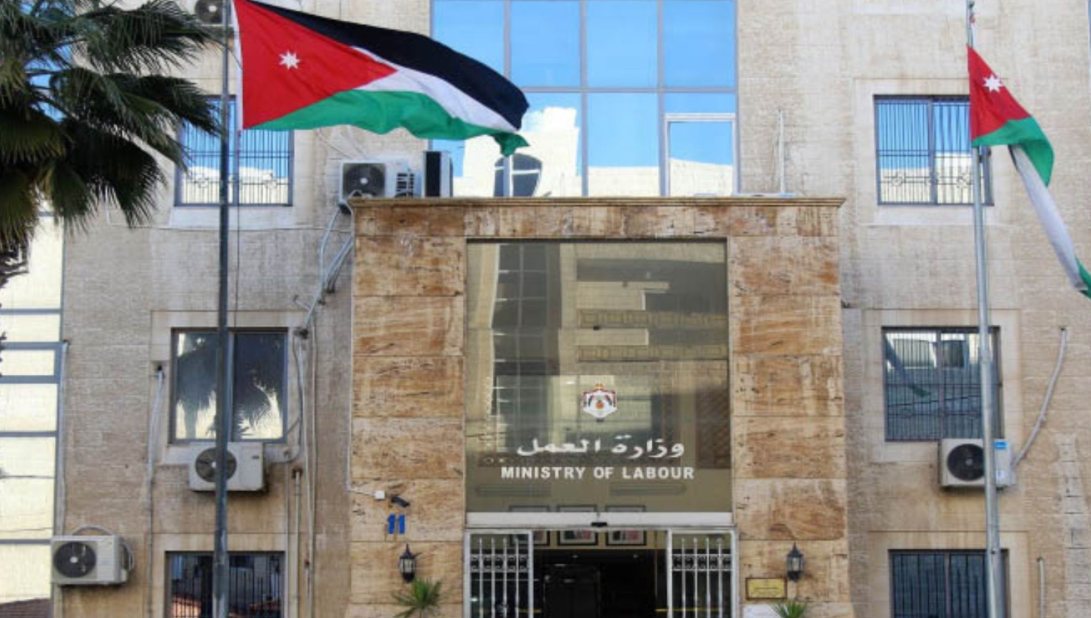 وزارة العمل: تعاملنا مع 31 نزاعاً عمالياً منذ بداية العام انتهت بتوقيع 29 عقد عمل جماعي وزارة العمل: تعاملنا مع 31 نزاعاً عمالياً منذ بداية العام انتهت بتوقيع 29 عقد عمل جماعي
