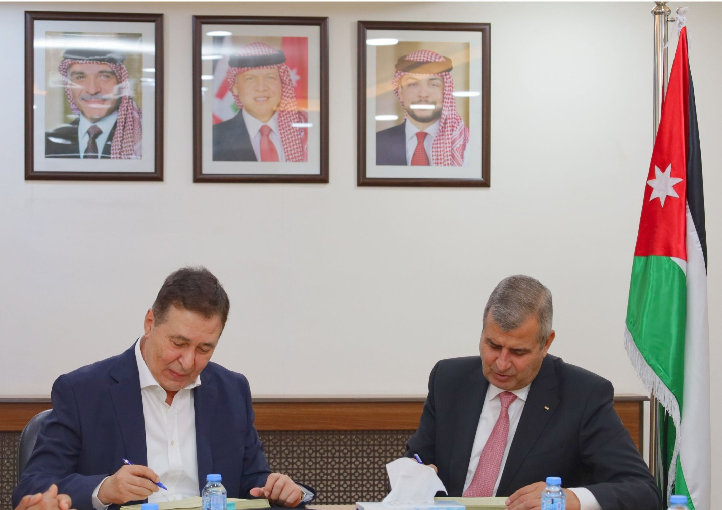 توقيع أول اتفاقية تنفيذية لاستغلال خامات الذهب جنوب المملكة توقيع أول اتفاقية تنفيذية لاستغلال خامات الذهب جنوب المملكة