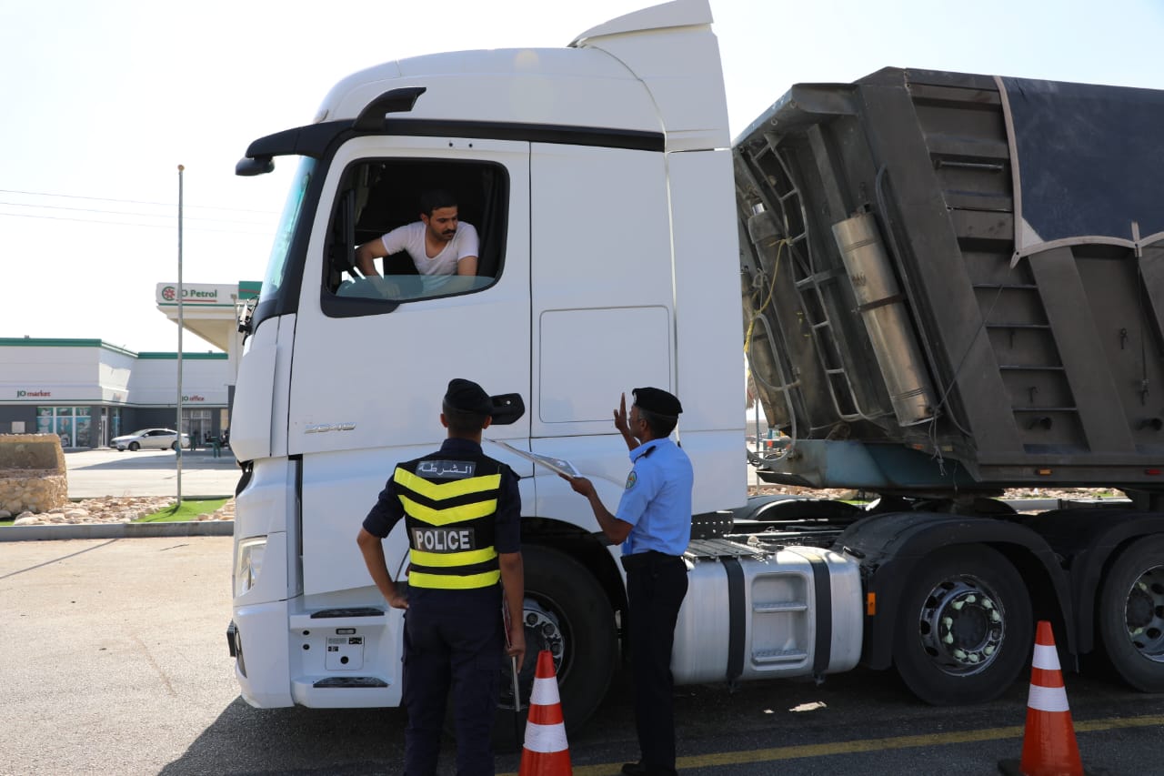 فرق ميدانية من الأمن العام تنفذ جولات لتوعية سائقي مركبات الشحن فرق ميدانية من الأمن العام تنفذ جولات لتوعية سائقي مركبات الشحن