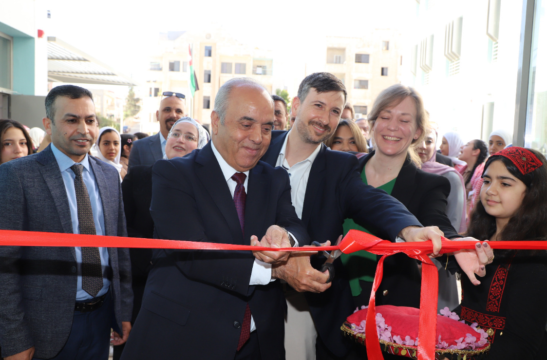 وزير التربية يفتتح المبنى الجديد لمدرسة الهاشمي الشمالي الأساسية بدعم من الحكومة الألمانية وزير التربية يفتتح المبنى الجديد لمدرسة الهاشمي الشمالي الأساسية بدعم من الحكومة الألمانية