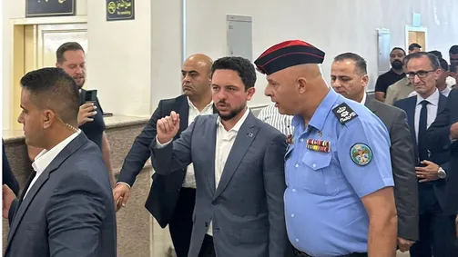 ولي العهد يتفقد قسم ترخيص غرب عمان ولي العهد يتفقد قسم ترخيص غرب عمان