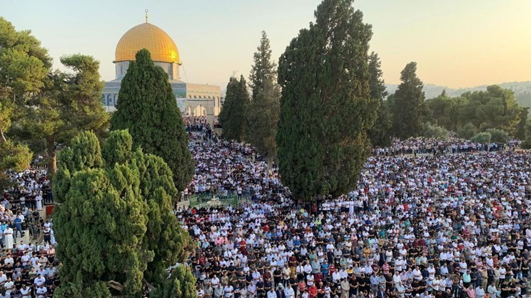 عشرات الآلاف يؤدون صلاة الجمعة في المسجد الأقصى عشرات الآلاف يؤدون صلاة الجمعة في المسجد الأقصى