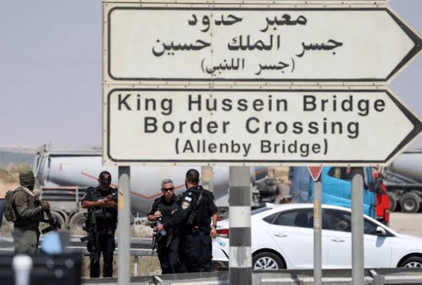 إغلاق جسر الملك حسين أمام حركة المسافرين والشحن من الجانب الاخر ولإشعار آخر إغلاق جسر الملك حسين أمام حركة المسافرين والشحن من الجانب الاخر ولإشعار آخر