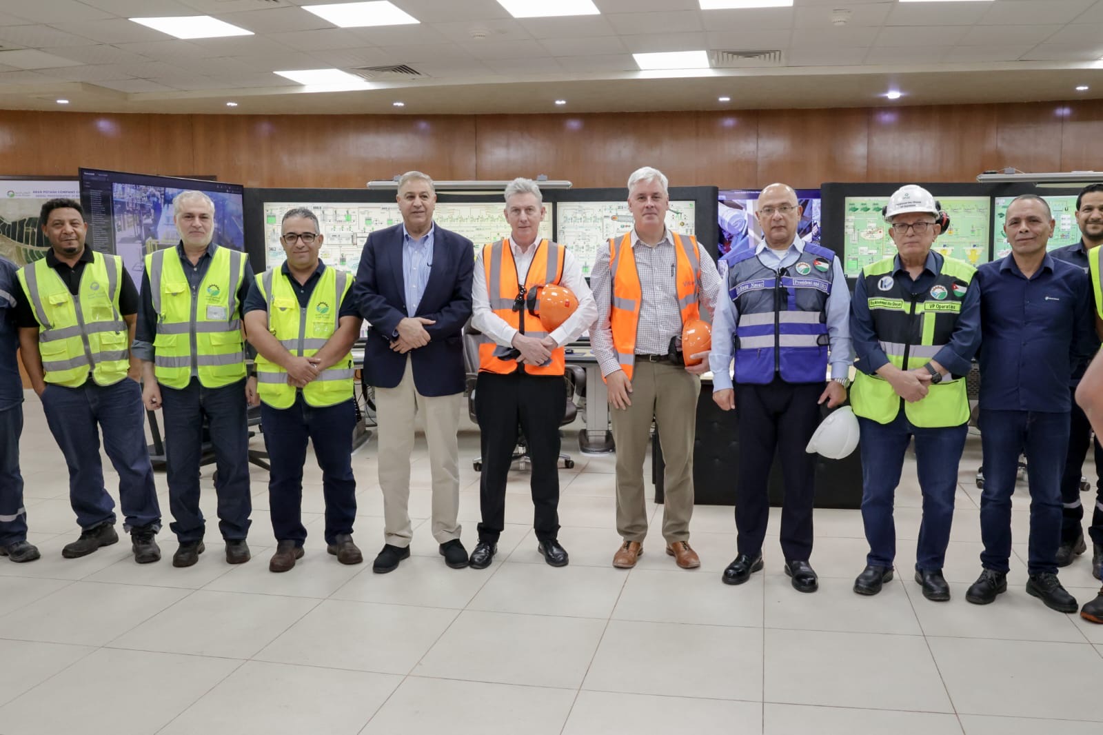 السفيران الكندي والأسترالي يزوران شركة البوتاس العربية في غور الصافي ويطلّعان على استراتيجيتها التوسعية ودورها في سوق الأسمدة العالمي السفيران الكندي والأسترالي يزوران شركة البوتاس العربية في غور الصافي ويطلّعان على استراتيجيتها التوسعية ودورها في سوق الأسمدة العالمي