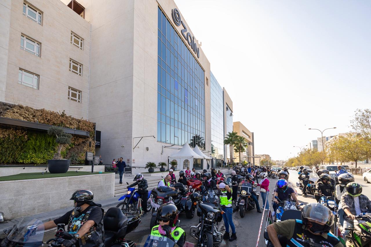 زين تستضيف انطلاقة مسيرة “سيدات هارلي” لدعم مصابات السرطان من غزة زين تستضيف انطلاقة مسيرة “سيدات هارلي” لدعم مصابات السرطان من غزة