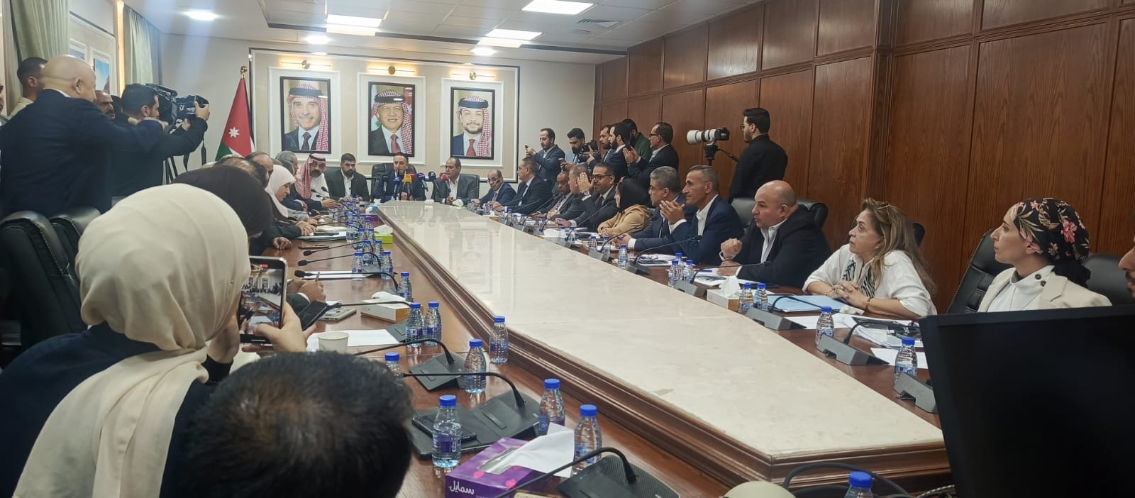 العمل النيابية تناقش انتشار الكلاب الضالة وأبو رمان يقترح 5000 دينار تعويضا عن الإصابات العمل النيابية تناقش انتشار الكلاب الضالة وأبو رمان يقترح 5000 دينار تعويضا عن الإصابات