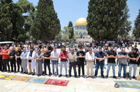 عشرات الآلاف يؤدون صلاة الجمعة في المسجد الأقصى عشرات الآلاف يؤدون صلاة الجمعة في المسجد الأقصى