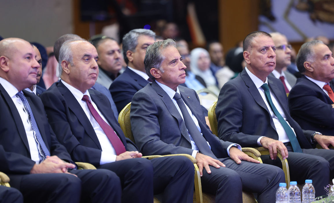 رئيس الوزراء يرعى حفل التكريم السنوي للمعلمين بمناسبة يوم المعلم العالمي رئيس الوزراء يرعى حفل التكريم السنوي للمعلمين بمناسبة يوم المعلم العالمي