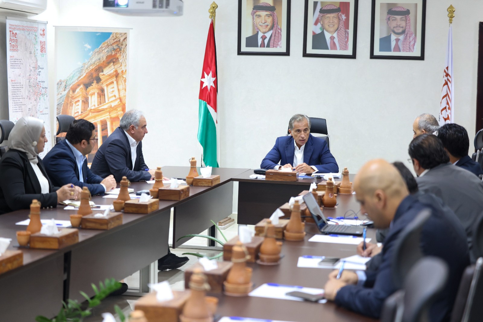 رئيس الوزراء يؤكّد أنَّ سيادة القانون واحترامه هو الأساس لتحقيق الفائدة للمجتمع المحلي في البترا رئيس الوزراء يؤكّد أنَّ سيادة القانون واحترامه هو الأساس لتحقيق الفائدة للمجتمع المحلي في البترا