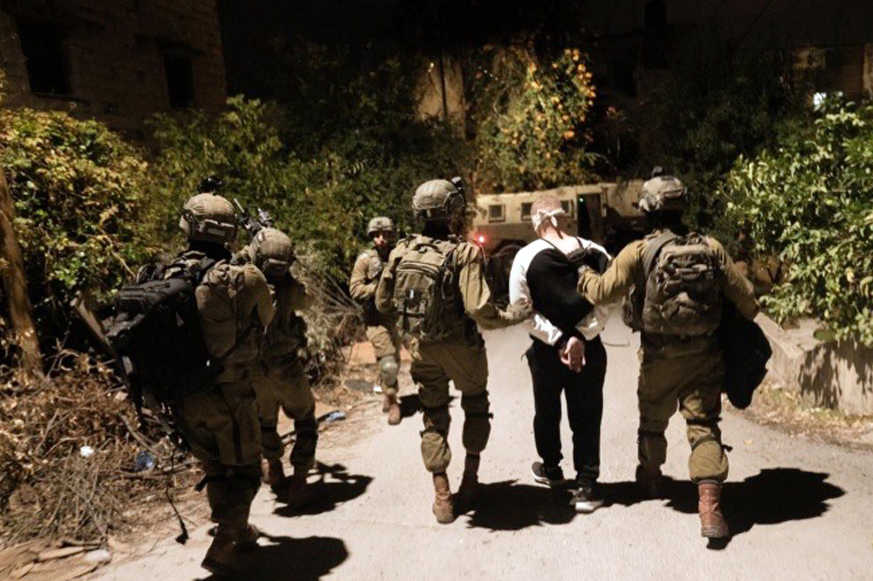 إسرائيل اعتقلت 20 ألف فلسطيني من الضفة والقدس منذ بدء العدوان إسرائيل اعتقلت 20 ألف فلسطيني من الضفة والقدس منذ بدء العدوان