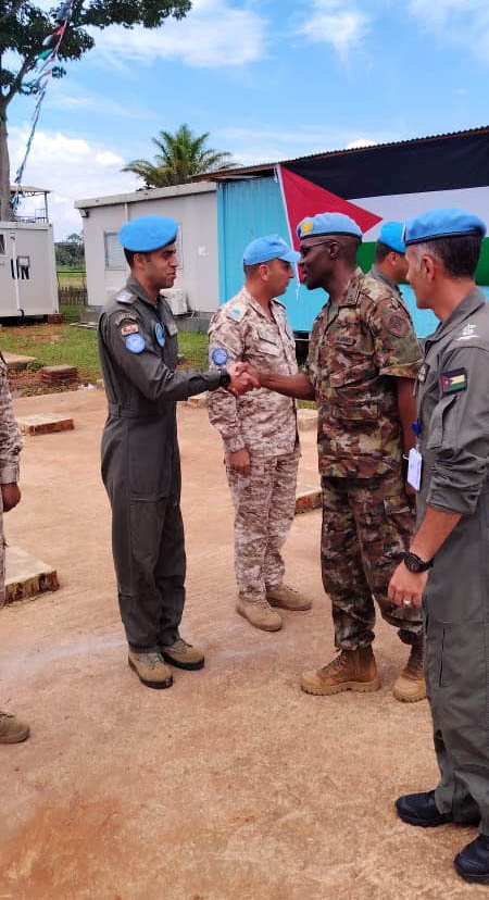 رئيس أركان قيادة القوات الدولية يزور وحدة الطائرات العمودية الأردنية رئيس أركان قيادة القوات الدولية يزور وحدة الطائرات العمودية الأردنية