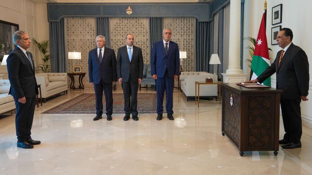 عضوا مجلس مفوضي هيئة الطيران المدني يؤديان القسم القانوني عضوا مجلس مفوضي هيئة الطيران المدني يؤديان القسم القانوني
