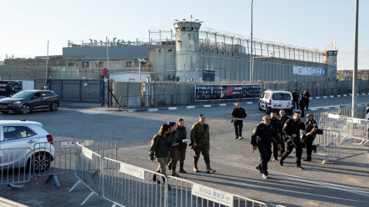 وصول أولى حافلات الأسرى الفلسطينيين المحررين إلى رام الله وصول أولى حافلات الأسرى الفلسطينيين المحررين إلى رام الله
