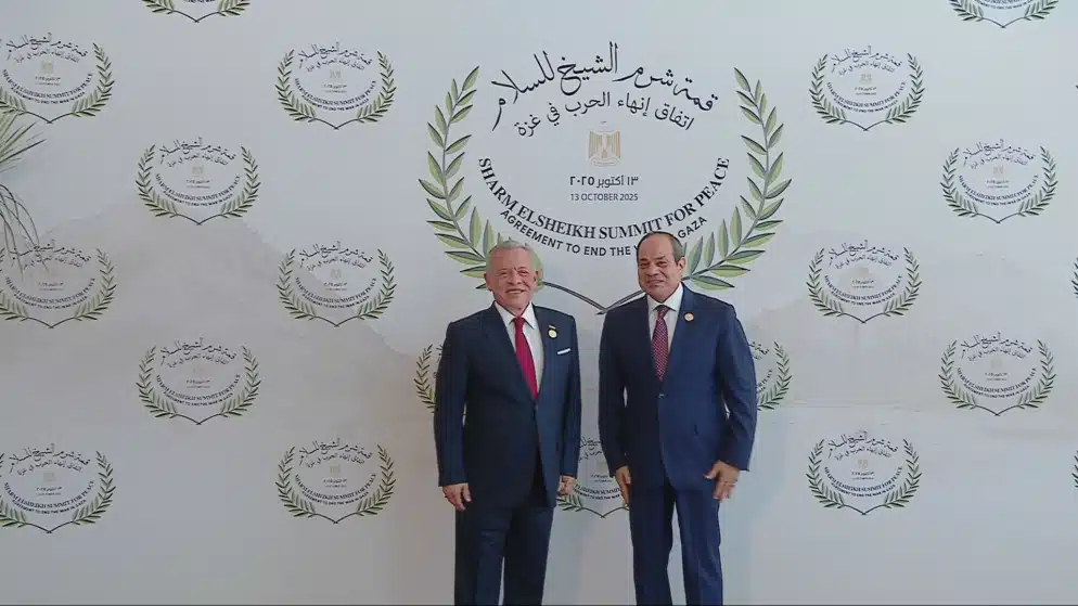 الملك يصل لترؤس الوفد الأردني المشارك في قمة شرم الشيخ للسلام الملك يصل لترؤس الوفد الأردني المشارك في قمة شرم الشيخ للسلام