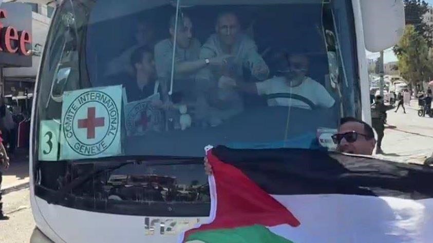 وصول أسرى فلسطينيين من سجن “عوفر” الإسرائيلي إلى رام الله وصول أسرى فلسطينيين من سجن “عوفر” الإسرائيلي إلى رام الله