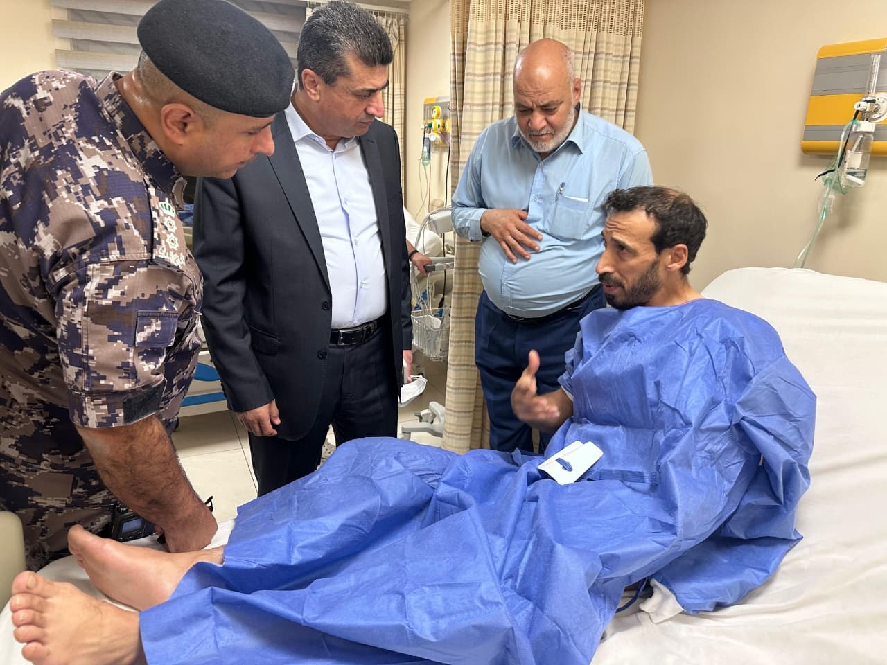 محافظ العقبة يتفقد المصابين بتسرب غاز ثاني أكسيد الكبريت محافظ العقبة يتفقد المصابين بتسرب غاز ثاني أكسيد الكبريت