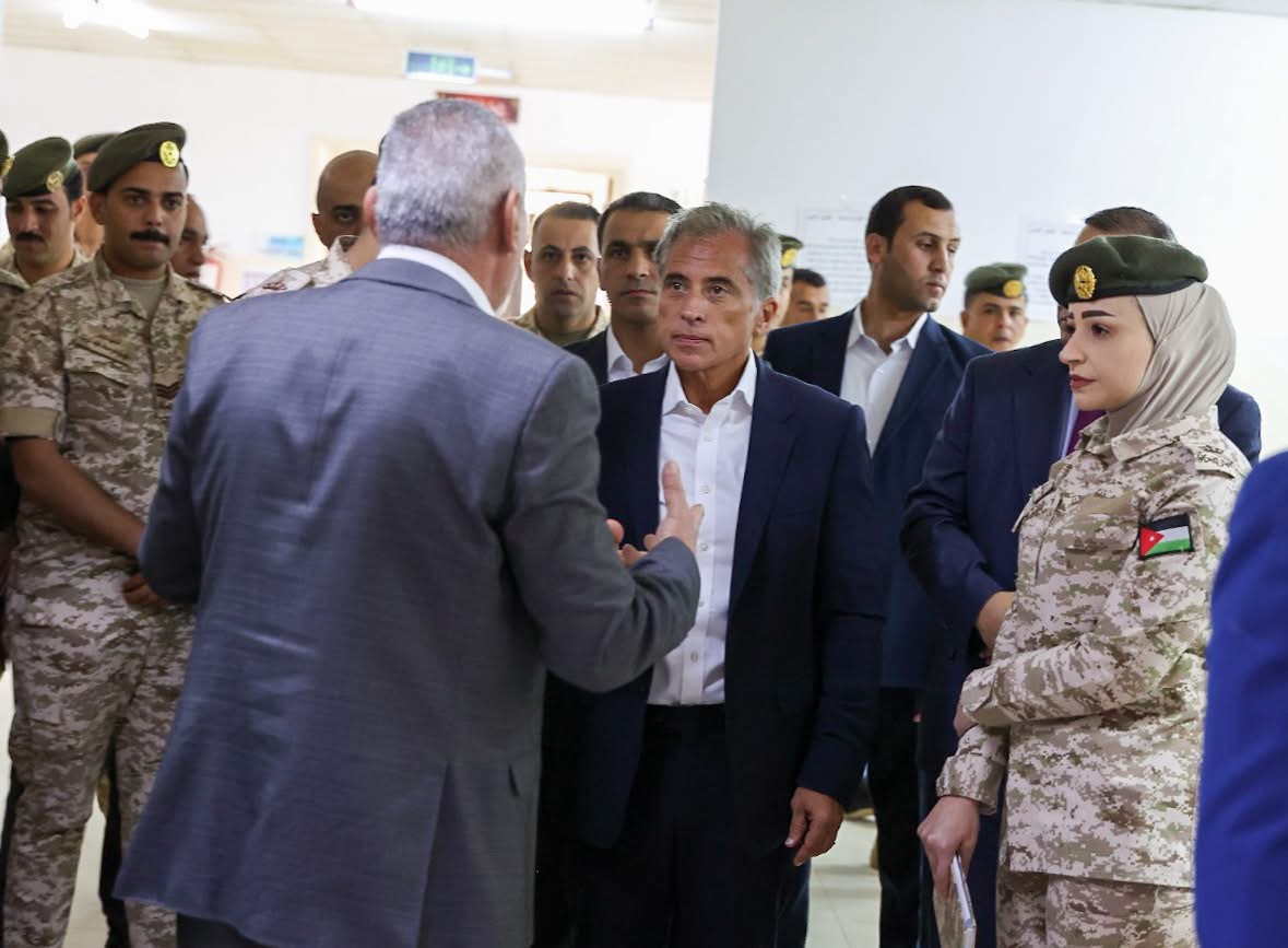 رئيس الوزراء يوجّه بشمول المدنيين بخدمات مركز الأزرق العسكري وزيادة أسرة غسيل الكلى