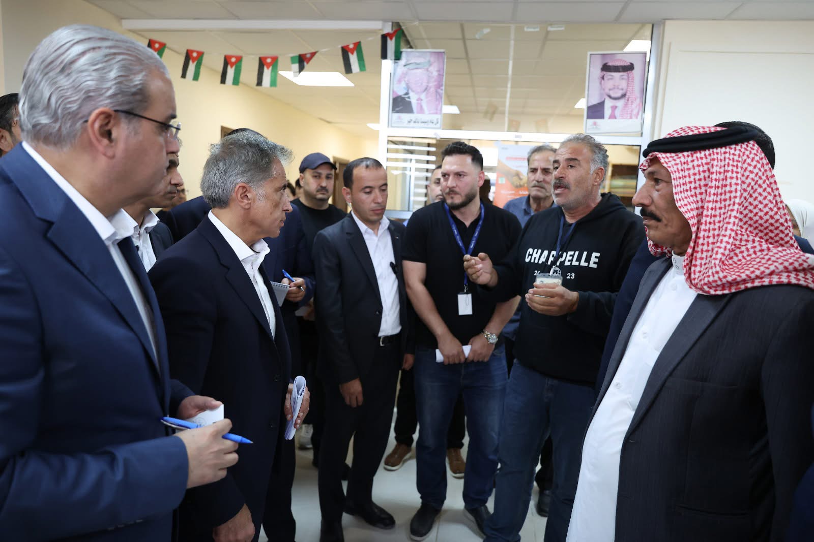 رئيس الوزراء يوجّه بشمول المدنيين بخدمات مركز الأزرق العسكري وزيادة أسرة غسيل الكلى