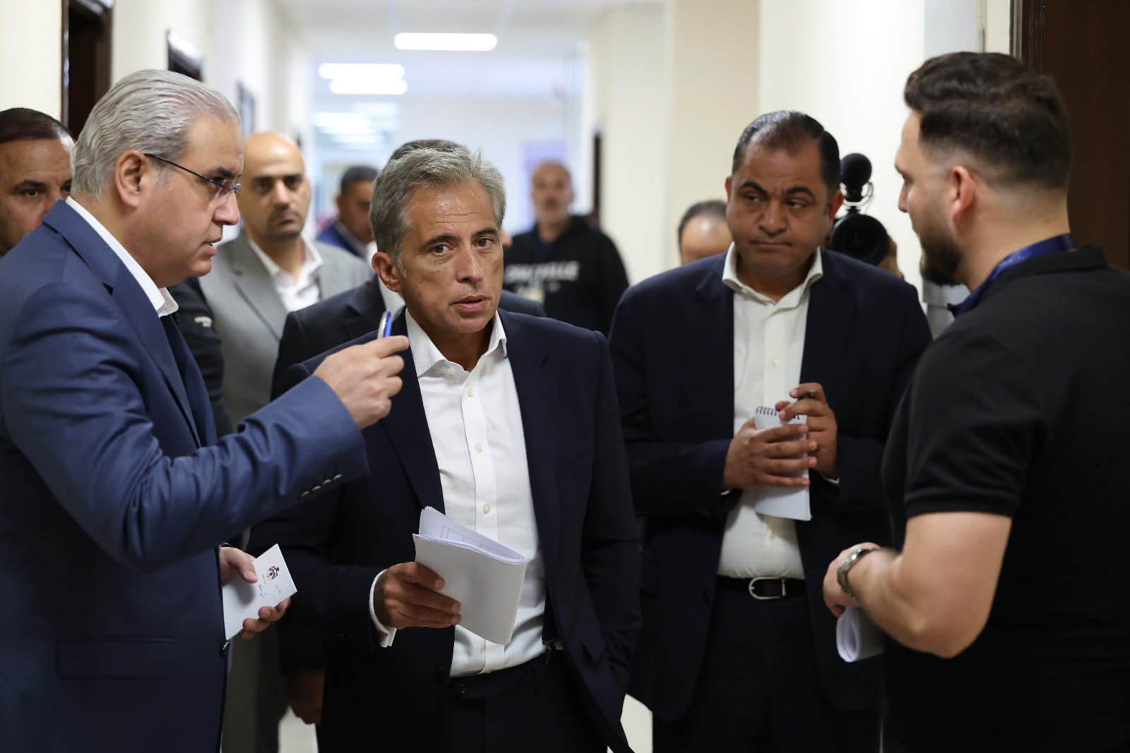 رئيس الوزراء يوجّه بشمول المدنيين بخدمات مركز الأزرق العسكري وزيادة أسرة غسيل الكلى