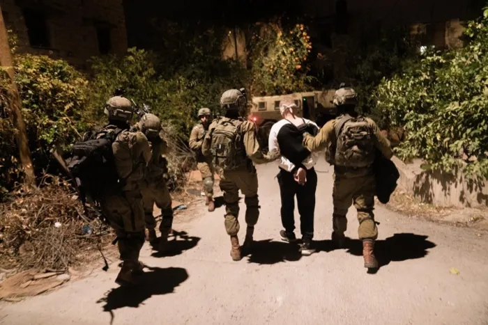 الاحتلال يعتقل 14 فلسطينيا ويستولي على 70 ألف دونم جنوب نابلس الاحتلال يعتقل 14 فلسطينيا ويستولي على 70 ألف دونم جنوب نابلس