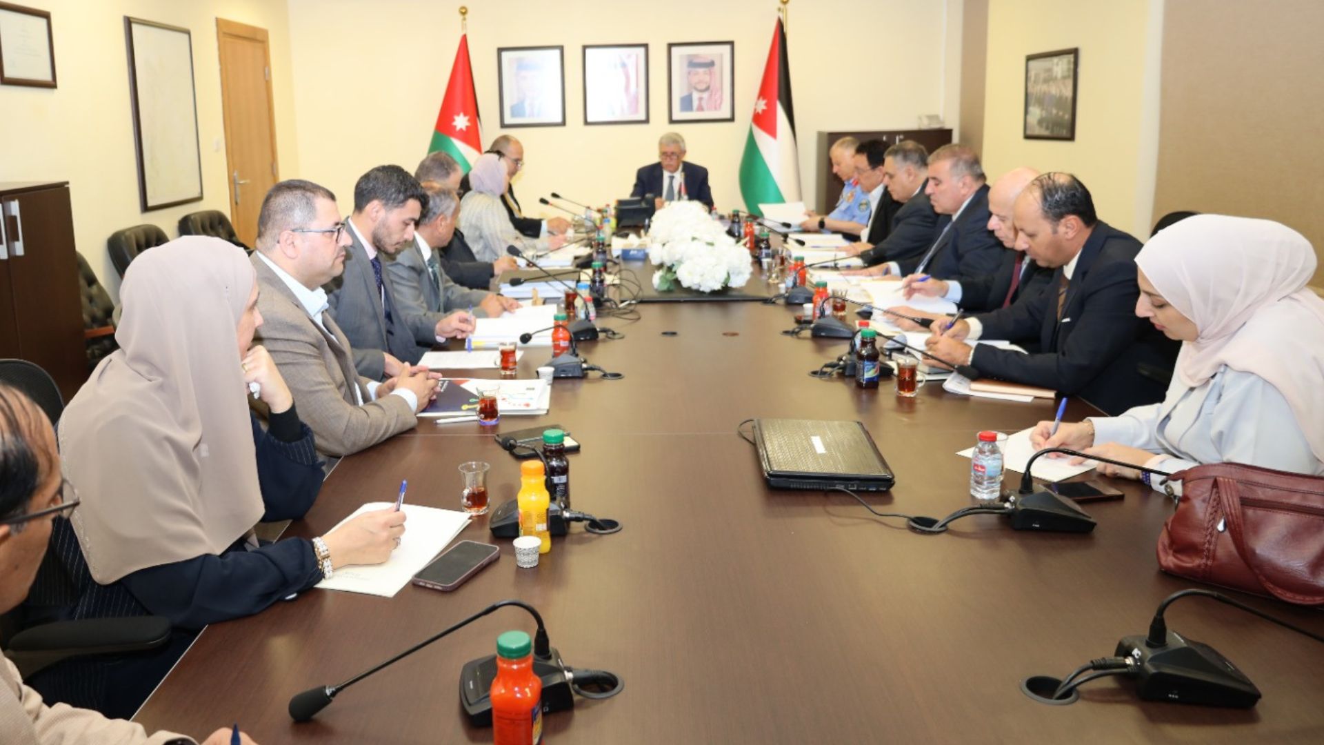 وزير النقل يوجه بتعزيز العمل الميداني لتحسين جودة النقل البري وزير النقل يوجه بتعزيز العمل الميداني لتحسين جودة النقل البري