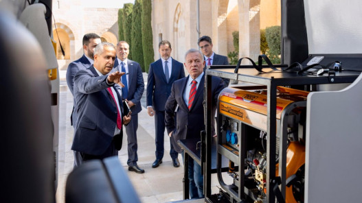 الملك يطلع على عمل وحدات دعم مبتوري الأطراف المتنقلة التابعة لجمعية “استعادة الأمل” الأردنية الملك يطلع على عمل وحدات دعم مبتوري الأطراف المتنقلة التابعة لجمعية “استعادة الأمل” الأردنية