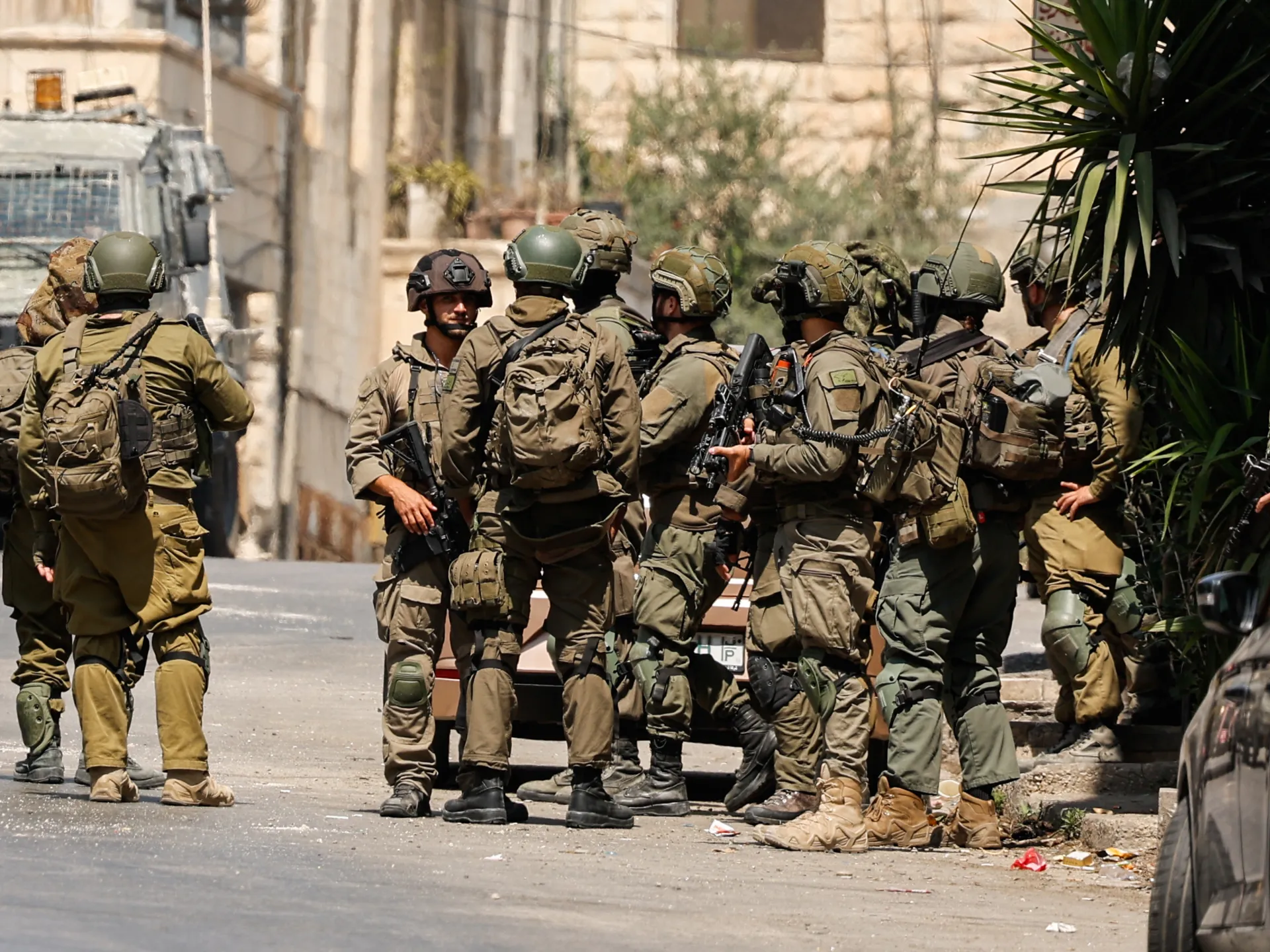 حملة اعتقالات واسعة في الضفة والمستوطنون يصعدون اعتداءاتهم  حملة اعتقالات واسعة في الضفة والمستوطنون يصعدون اعتداءاتهم