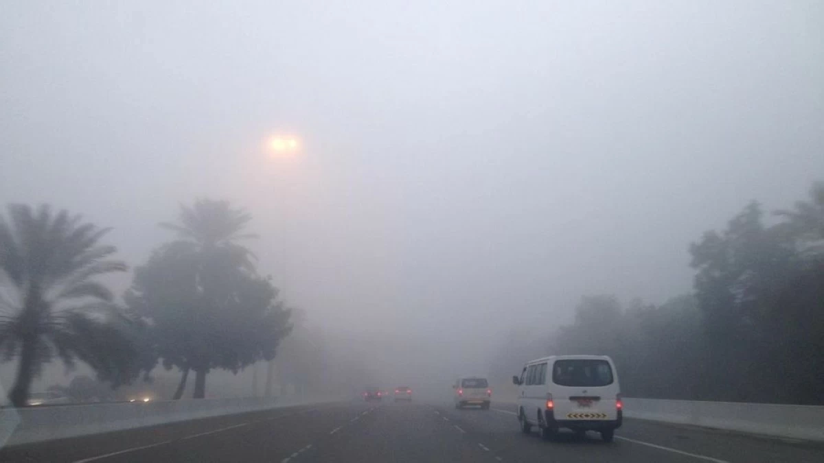 تشكل الضباب على العديد من طرق المملكة الخارجية