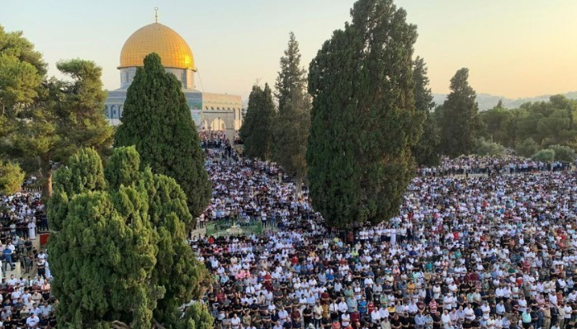 عشرات الآلاف يؤدون صلاة الجمعة في المسجد الأقصى عشرات الآلاف يؤدون صلاة الجمعة في المسجد الأقصى