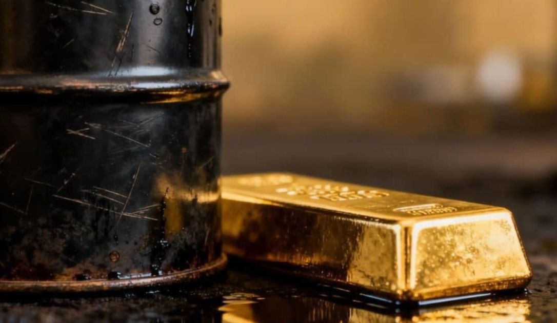 أسعار النفط تحافظ على معظم مكاسبها والذهب يرتفع عالميا