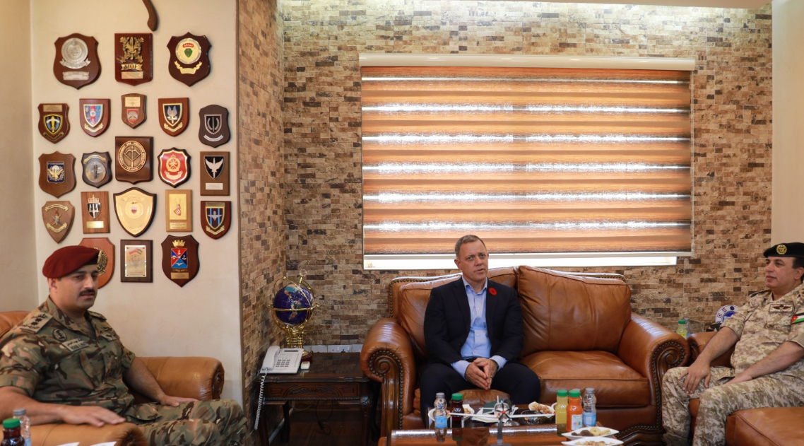 المساعد للعمليات والتدريب يلتقي وفدا عسكريا كنديا المساعد للعمليات والتدريب يلتقي وفدا عسكريا كنديا