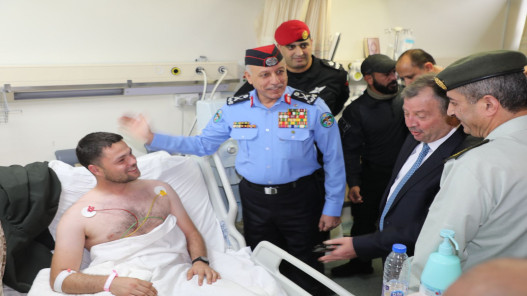 مديرا المخابرات العامة والأمن العام يطمئنان على مصابي المداهمة الأمنية في الرمثا مديرا المخابرات العامة والأمن العام يطمئنان على مصابي المداهمة الأمنية في الرمثا