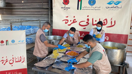 الهيئة الخيرية الهاشمية توزع وجبات ساخنة وسط قطاع غزة