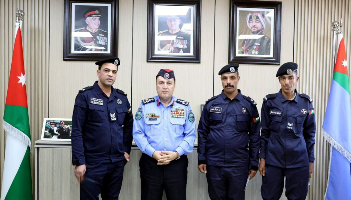 تكريم طاقم دورية انقذ سيدة وأطفالها من مركبة اشتعلت بها النيران تكريم طاقم دورية انقذ سيدة وأطفالها من مركبة اشتعلت بها النيران