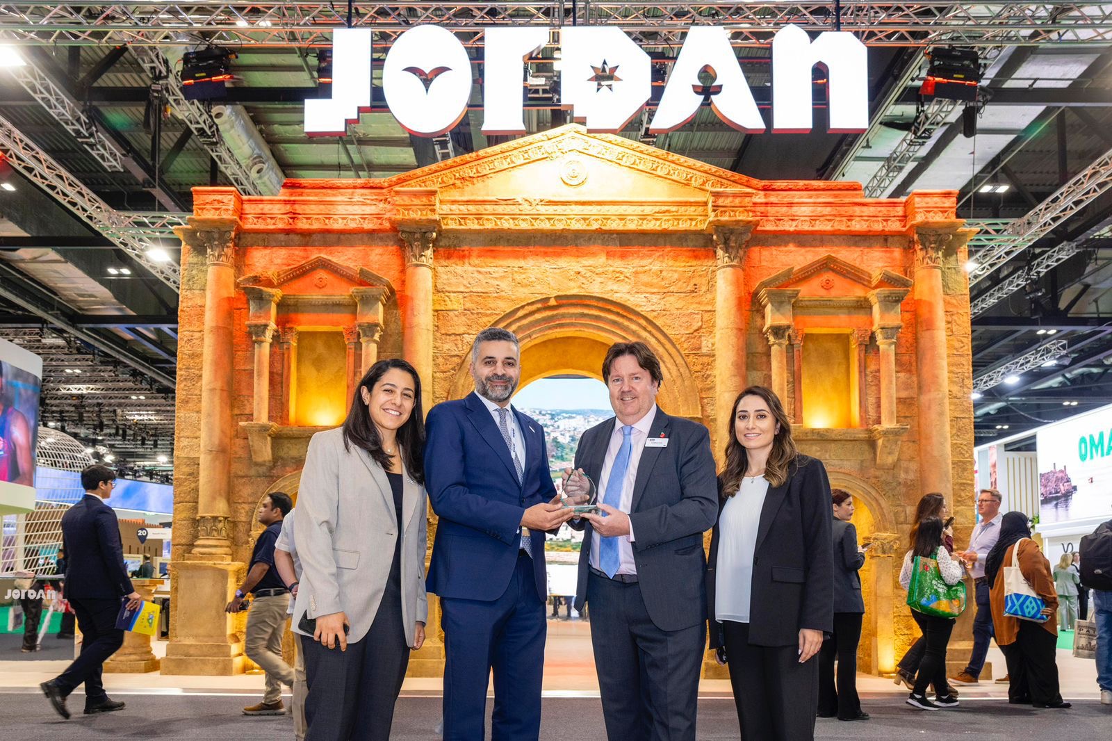الأردن يفوز بجائزة “أفضل تصميم جناح” للشرق الأوسط خلال مشاركته في معرض WTM 2025 في لندن الأردن يفوز بجائزة “أفضل تصميم جناح” للشرق الأوسط خلال مشاركته في معرض WTM 2025 في لندن