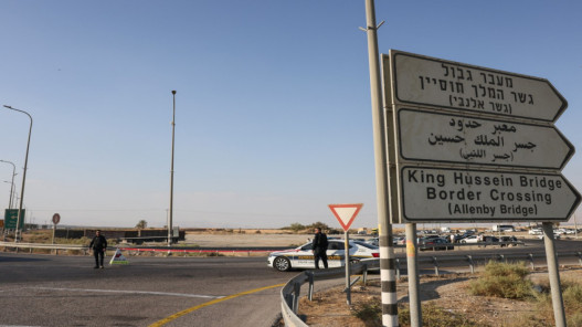 إجراءات مشددة ستفرضها إسرائيل على إدخال المساعدات عبر معبر “اللنبي” إجراءات مشددة ستفرضها إسرائيل على إدخال المساعدات عبر معبر “اللنبي”