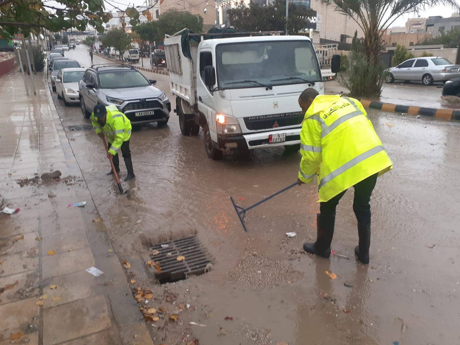 وزارة الإدارة المحلية تتعامل مع 90 شكوى خلال الحالة الجوية- صور