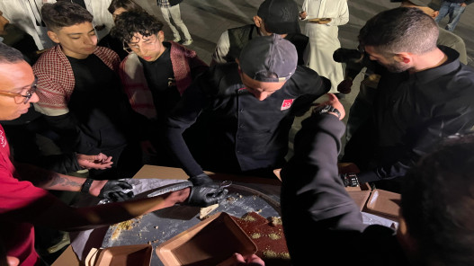 بمبادرة من ولي العهد والأميرة رجوة… توزيع الكنافة على جماهير سوق واقف قبيل مباراة الأردن والسعودية بمبادرة من ولي العهد والأميرة رجوة… توزيع الكنافة على جماهير سوق واقف قبيل مباراة الأردن والسعودية