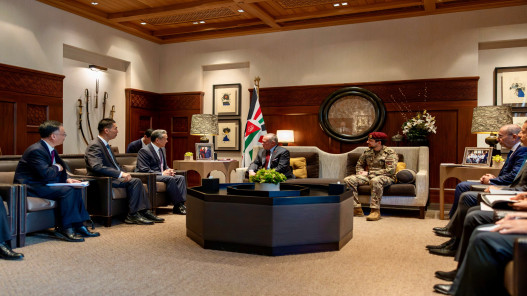 الملك يستقبل وزير الخارجية الصيني ويبحث سبل توطيد الشراكة الاستراتيجية الملك يستقبل وزير الخارجية الصيني ويبحث سبل توطيد الشراكة الاستراتيجية