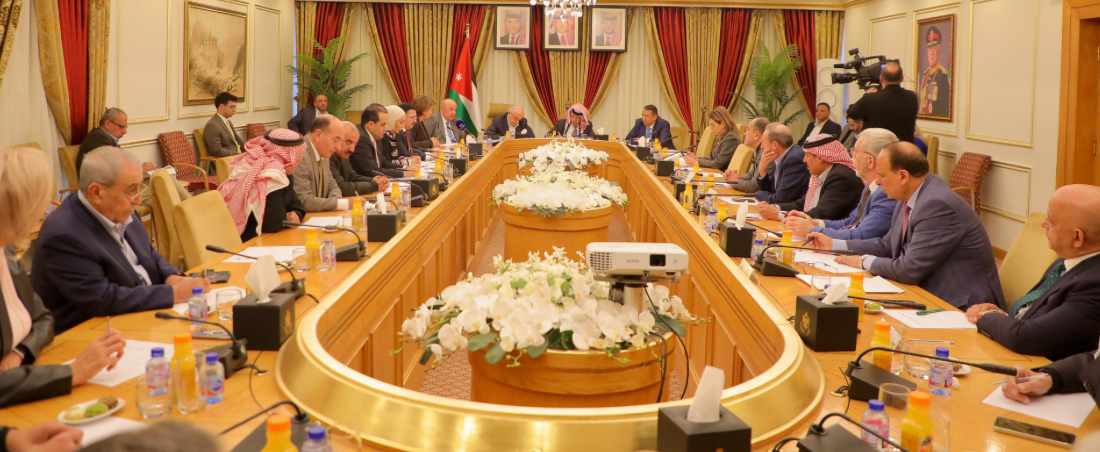 “مشتركة في الأعيان” تبحث خطة تطوير القطاع العام