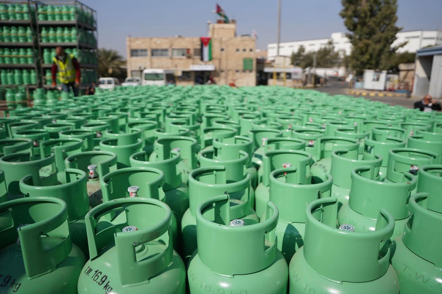 مصفاة البترول: الماء غير مستخدم في تعبئة أسطوانات الغاز والشركة تقوم بتعبئة 96 ألف أسطوانة يومياً ترتفع إلى 250 ألفاً في الذروة مصفاة البترول: الماء غير مستخدم في تعبئة أسطوانات الغاز والشركة تقوم بتعبئة 96 ألف أسطوانة يومياً ترتفع إلى 250 ألفاً في الذروة