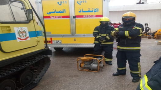 الدفاع المدني يتعامل مع مركبات عالقة ومحاصرين بمركباتهم خلال المنخفض الأخير
