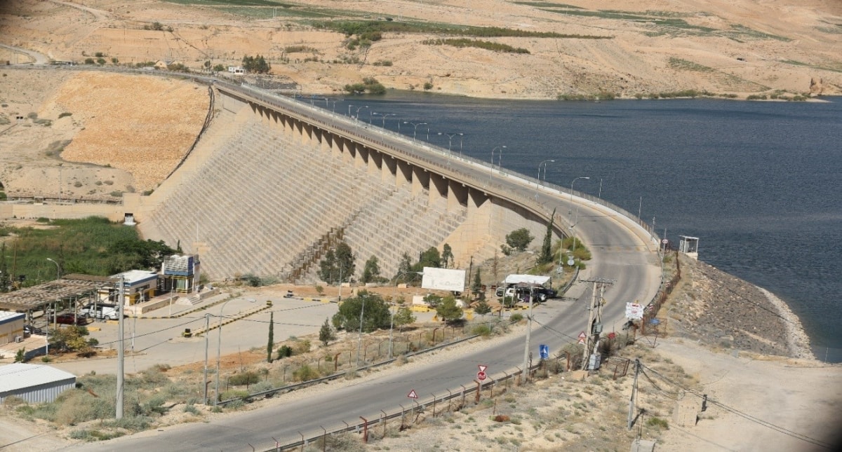 الانتهاء من عملية إغلاق بوابات سد الموجب الانتهاء من عملية إغلاق بوابات سد الموجب