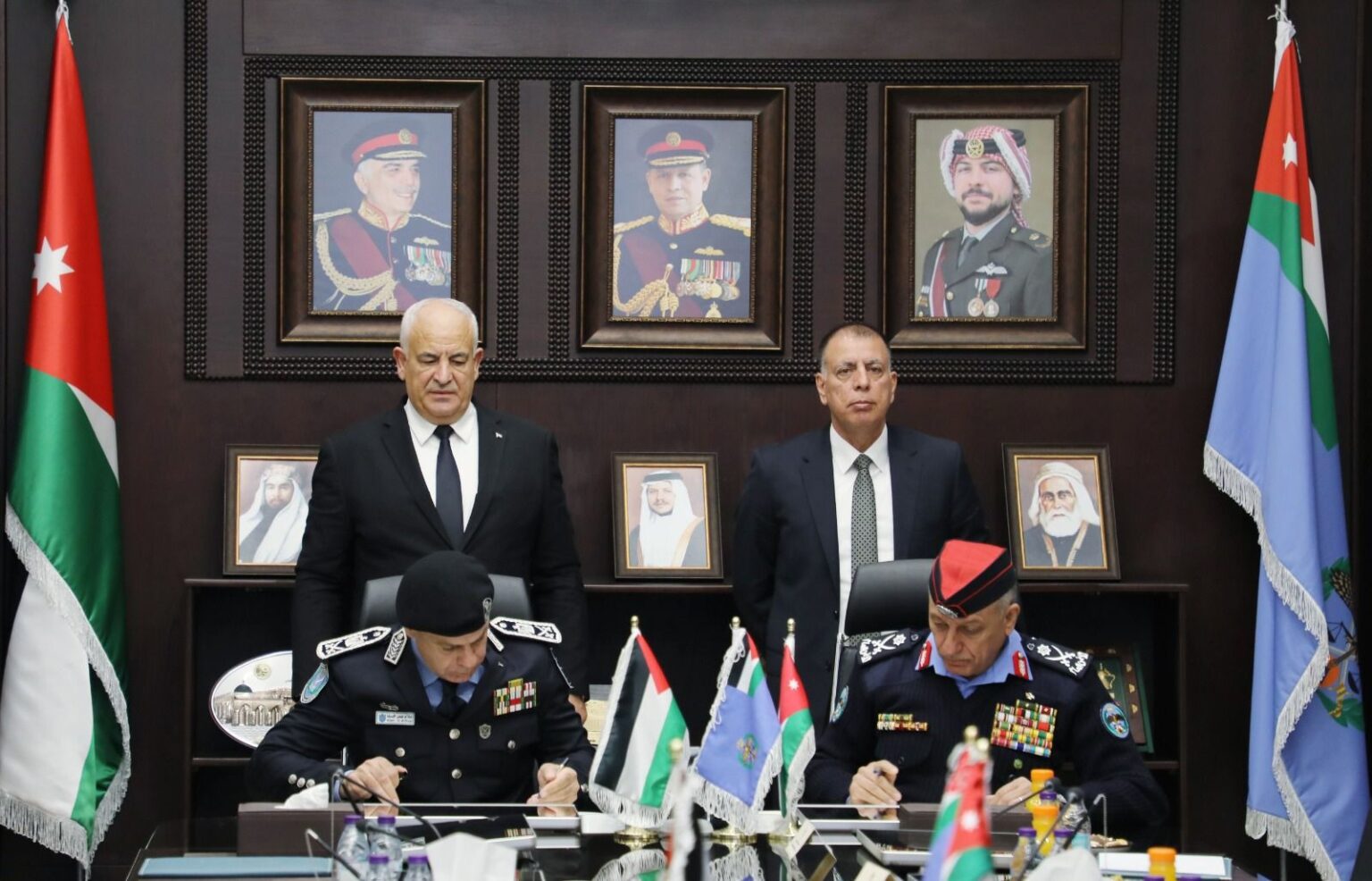 الأمن العام والشرطة الفلسطينية يوقعان مذكرة تفاهم لتطوير مركز الطوارئ في فلسطين الأمن العام والشرطة الفلسطينية يوقعان مذكرة تفاهم لتطوير مركز الطوارئ في فلسطين