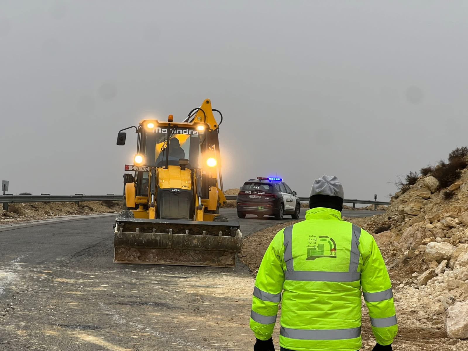 “الأشغال” تفعل خطة الطوارئ استعدادا للمنخفض الجوي “الأشغال” تفعل خطة الطوارئ استعدادا للمنخفض الجوي