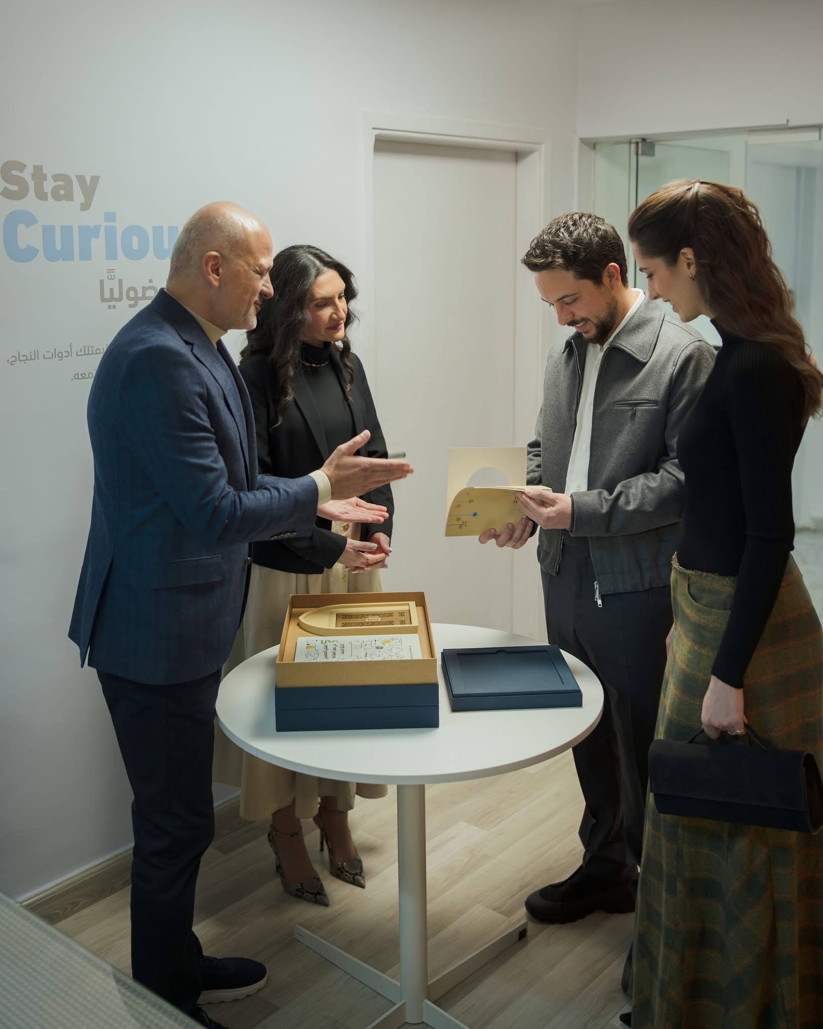 ولي العهد والأميرة رجوة الحسين يزوران شركة جبل عمان ناشرون