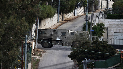 قوات الاحتلال الإسرائيلي تقتحم بلدات فلسطينية عدة وتعتقل العشرات قوات الاحتلال الإسرائيلي تقتحم بلدات فلسطينية عدة وتعتقل العشرات