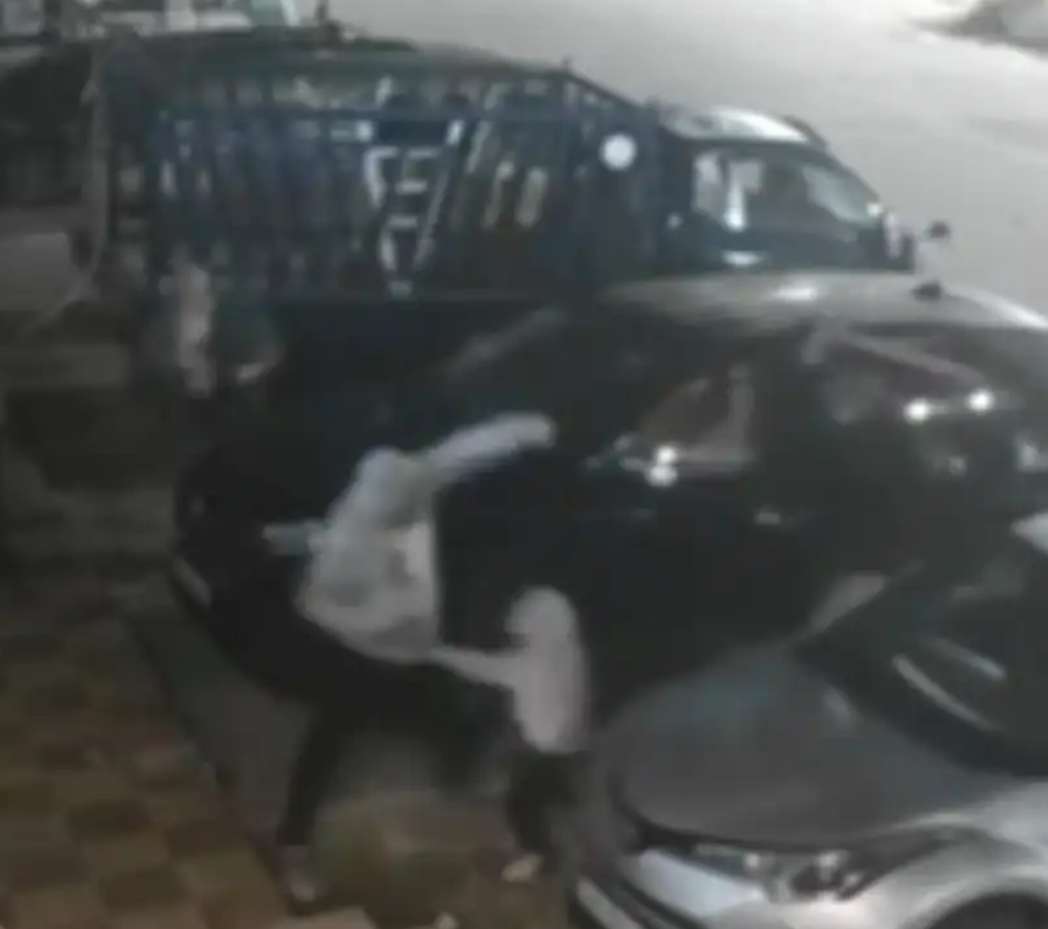 ملثمان يهاجمان الزميل الصحفي فيصل التميمي بالهراوات الحديدية أمام أطفاله وزوجته