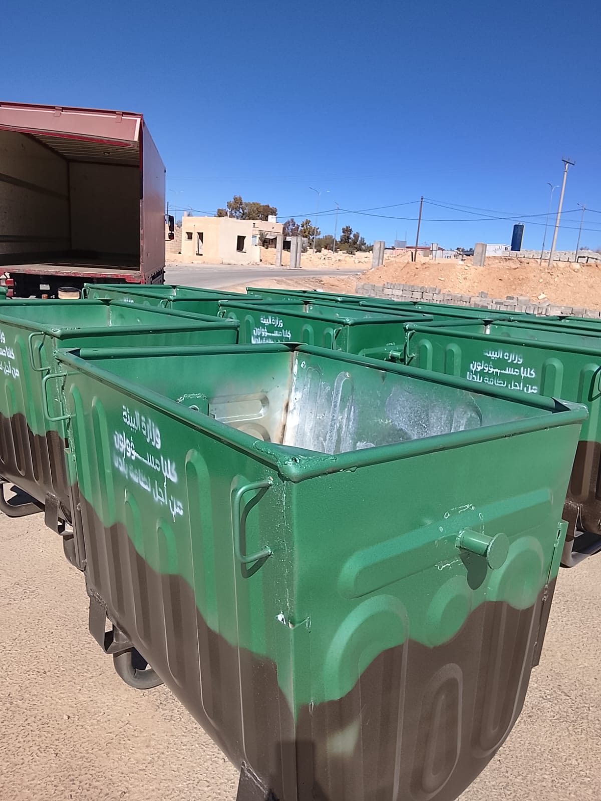 البيئة تواصل توزيع حاويات وسلال نفايات ضمن البرنامج التنفيذي للحد من الإلقاء العشوائي